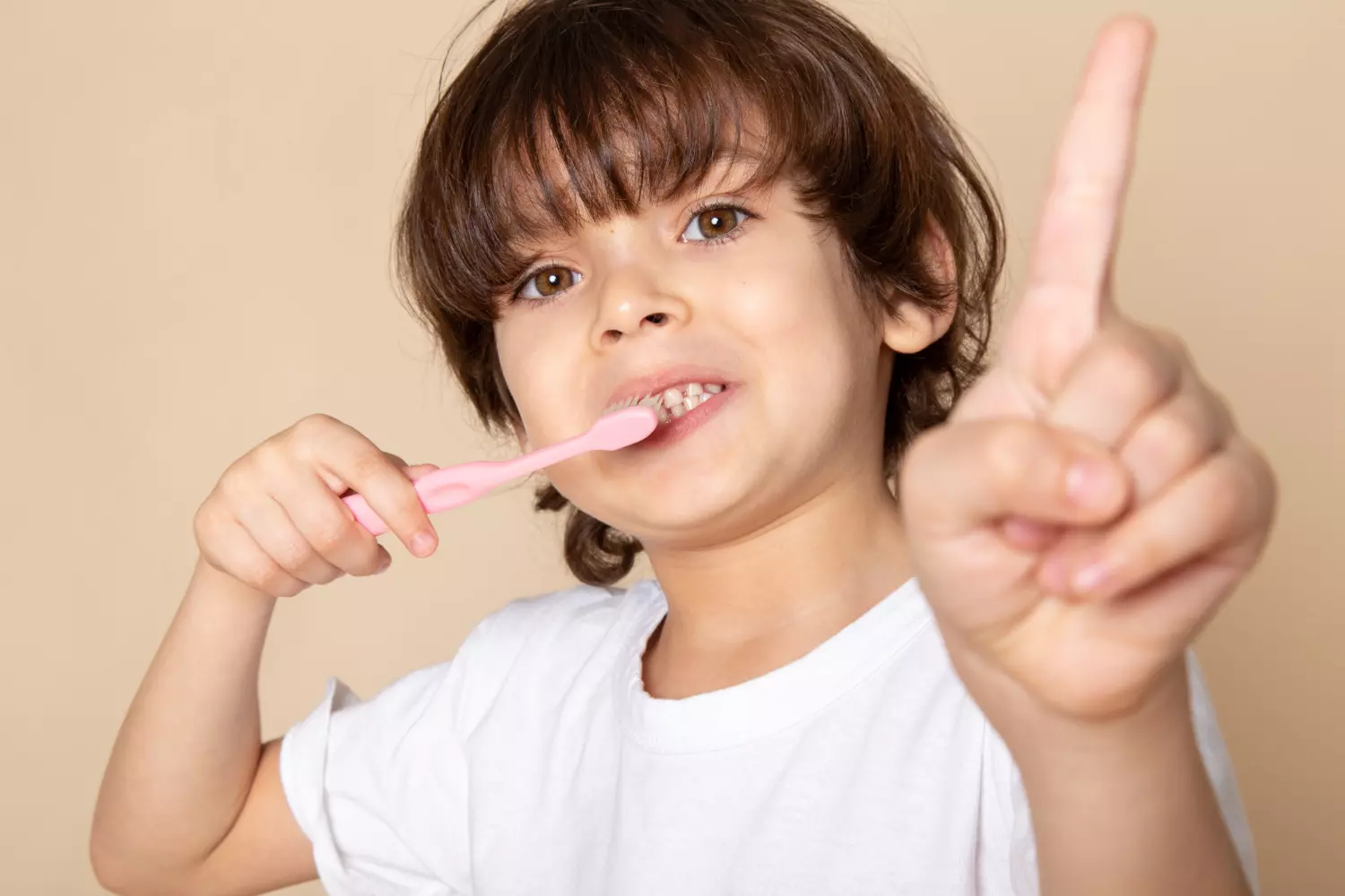 Niño lavandose los dientes